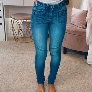 DARK WASH SKINNY JEANS